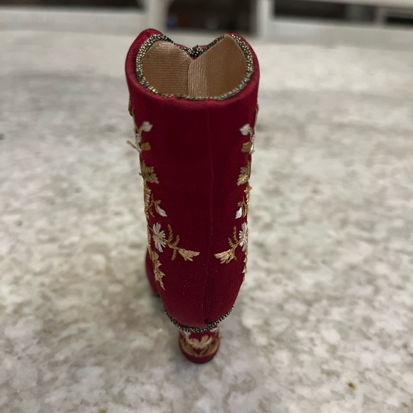 Putting on the Ritz by Popular Imports (2000) - red velvet resin shoe. #FS143 - Picture 4 of 6